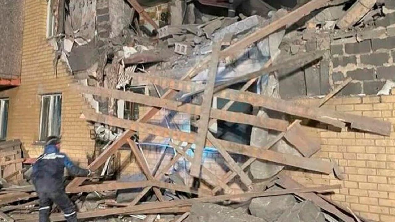 Из-под завалов взорвавшегося дома достали семерых жильцов. Пятеро доставлены в больницы Казахстана