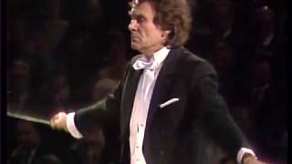 Loriot: Philharmonisches Orchester mit eingebauten Niesern, Edvard Grieg