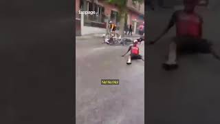 Maxi caduta al Giro d’Italia sul percorso verso Napoli, tappa neutralizzata: Hindley sotto shock