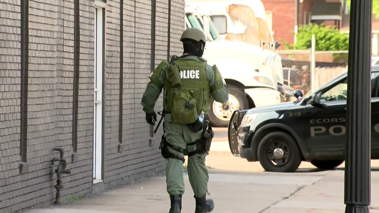 Man barricaded inside home in Ecorse - YouTube