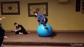 Подборка приколов 2019 люди с шарами смешно до слез Yoga Ball vs Humans FAILS 2019