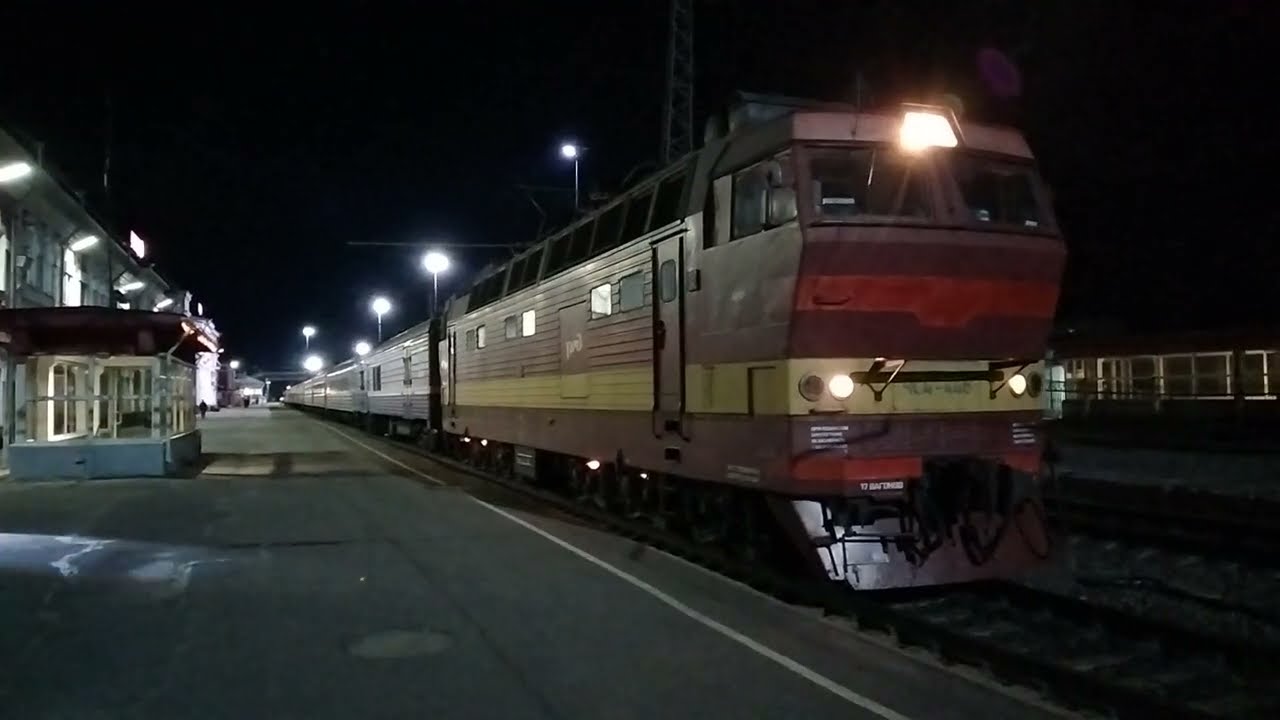 ЧС4Т-446 с поездом № 376 Москва – Воркута отправляется со станции Вологда-I