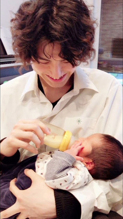 風が小さな可愛い子にミルク🍼を与えています😊#fujiikaze #casketgirl #prema