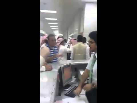 جدة مشادة كلامية بين موظف الخطوط ومجموعة من المسافرين