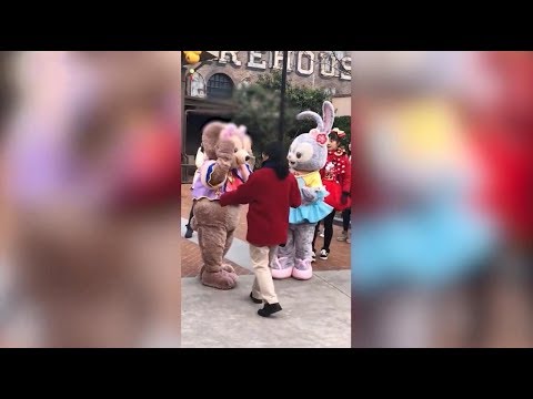 上海ディズニーでまた シェリーメイ が頭を引っ張られ医務室に 中国 上海迪士尼人偶再遭游客拉拽 Shanghai China Disneyland Manner Youtube