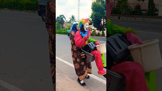 Download Lagu ibu dan badut joget dipinggir jalan MP3 Download Lagu ibu dan badut joget dipinggir jalan MP3