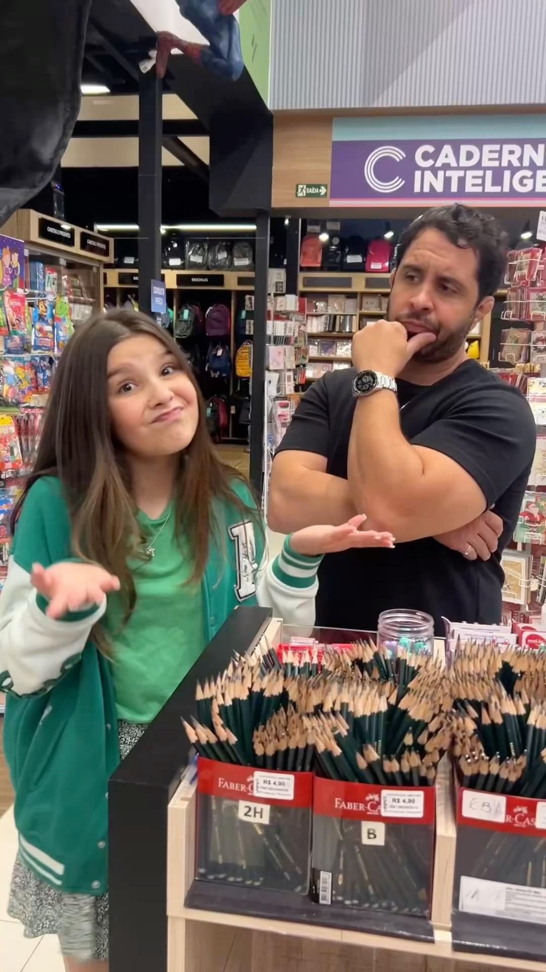 MEU PAI COMPRANDO MEU MATERIAL ESCOLAR