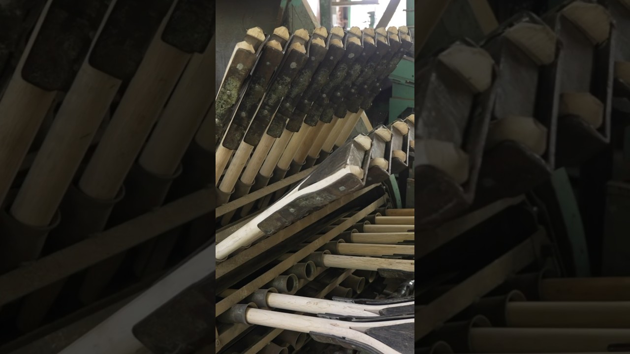 Процесс изготовления ручки лопаты. Японский производитель лопат, основанный в 1661 году.