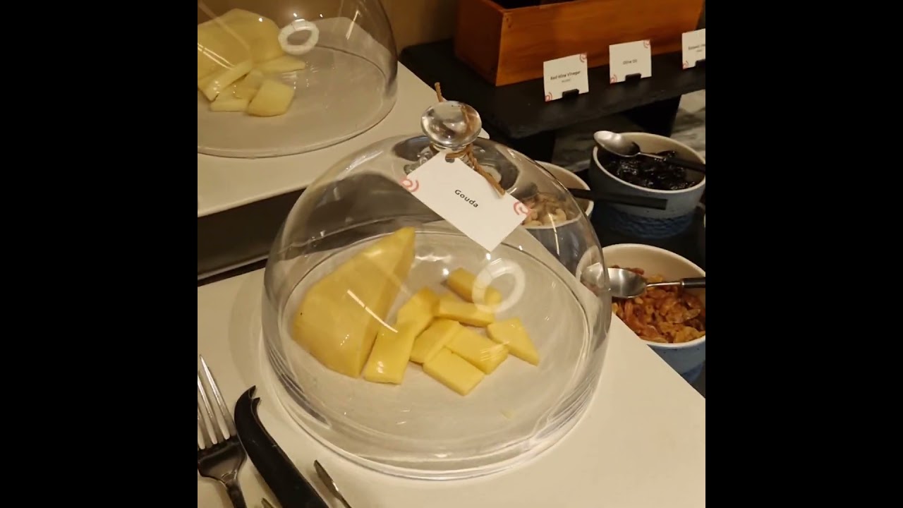 Bread, Cheese & Salad: St Regis Hotel Jakarta Indonesia 🇮🇩 Bel Etage Breakfast Buffet