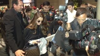 Friday, march 11, 2016 - selena gomez returns to la, and the singer is
surrounded by eager fans, especially men, wanting take a selfie with
her even g...