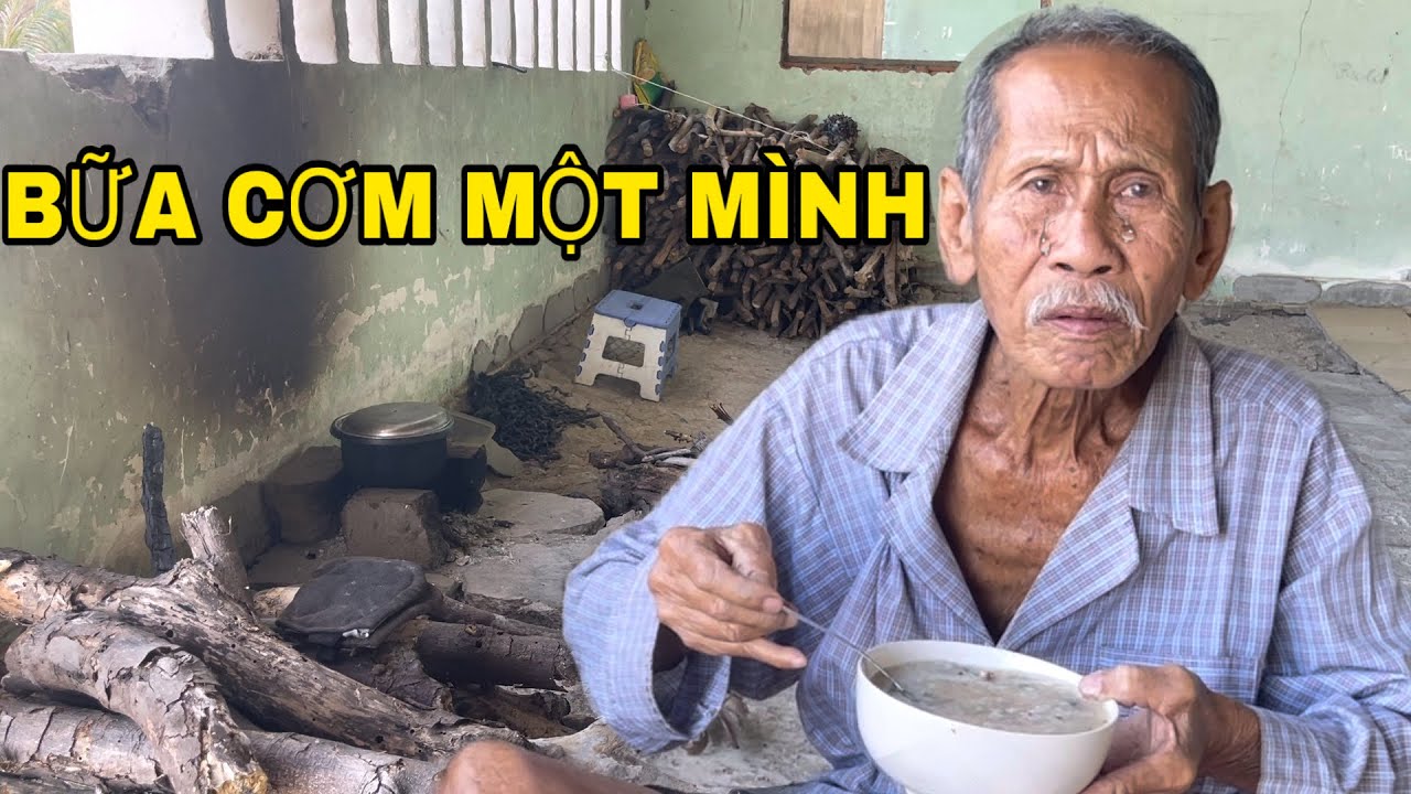Bữa Cơm Một Mình Của Ông Cụ Già Trong Căn Nhà Cũ