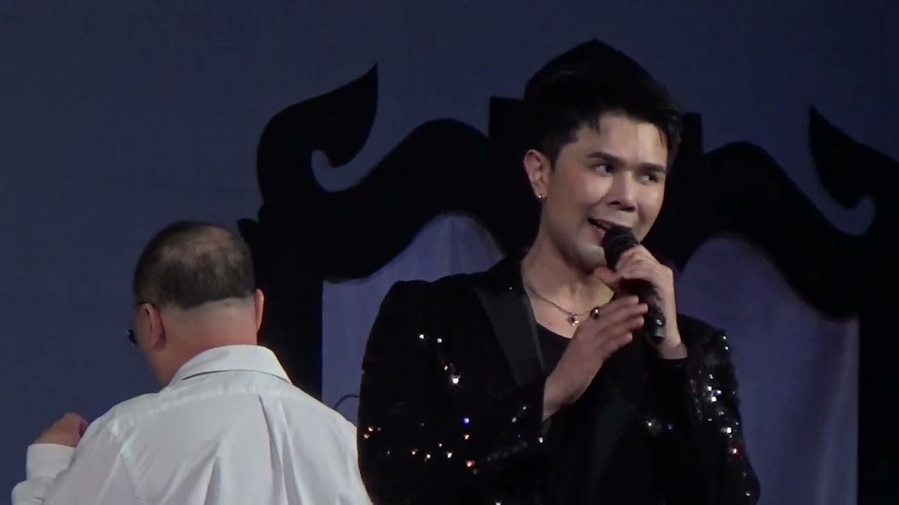 เพลงหลังคาแดง ขับร้องโดย อิสรพงศ์ ดอกยอ  โครงการแสดงดนตรีสำหรับประชาชน ปีที่ ๖๙ ณ สังคีตศาลา ๒๒/๒/๖๙