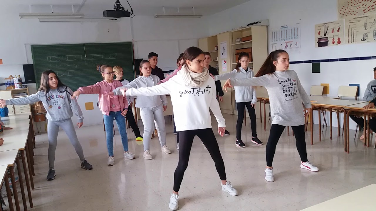 ENSAYO DEL BAILE CONTRA LA VIOLENCIA DE GÉNERO