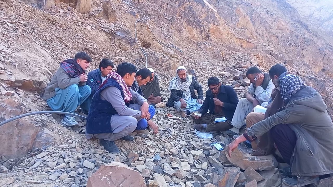 دفعه دوم پولهای خیرین تحویل مسوول سرک دره سنگ شد ممنون از کمک شما خوبان.