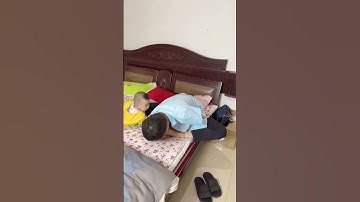 Writing with feet without hands 5歲時失去雙手，8歲時開始練習用腳吃飯，穿衣等但是腳畢竟不是手還是有很多事情做不了，感謝老婆的不離不棄！29