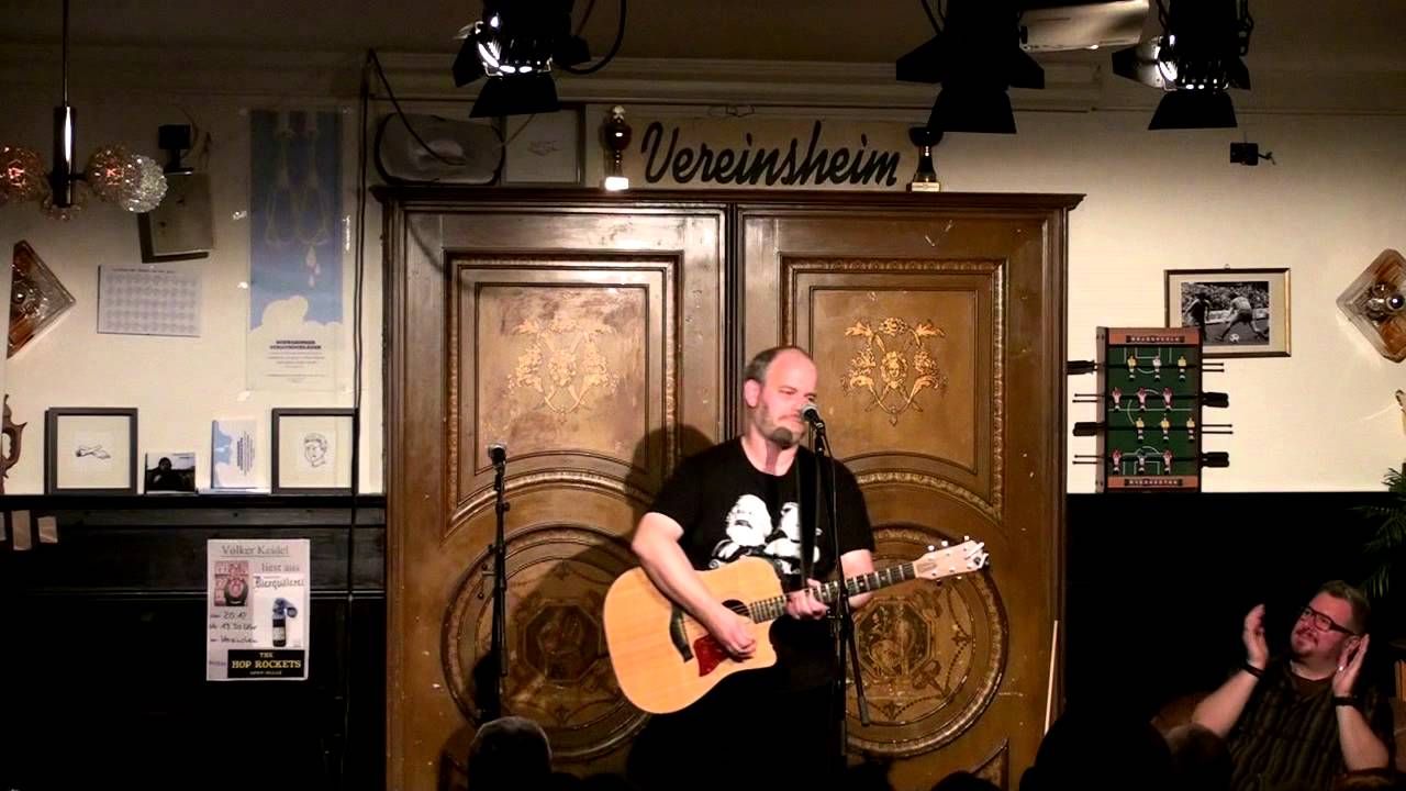 Alex Entzminger im Vereinsheim München-Schwabing - Generation Praktikum