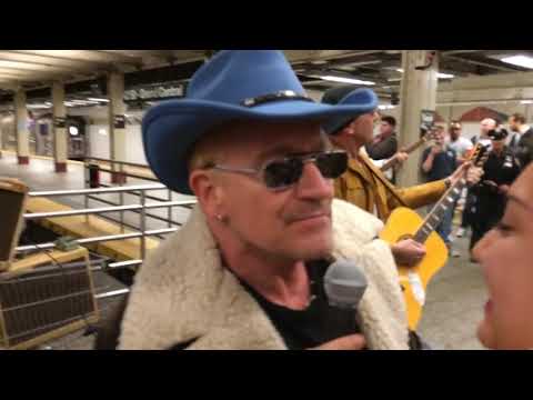 U2 canta no metro de NY