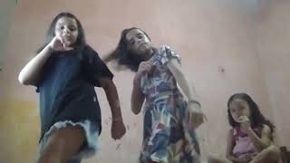 Eu E Minha Irmã Dancando