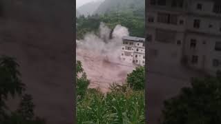 Building partially collapses amid rushing floodwaters in China screenshot 2