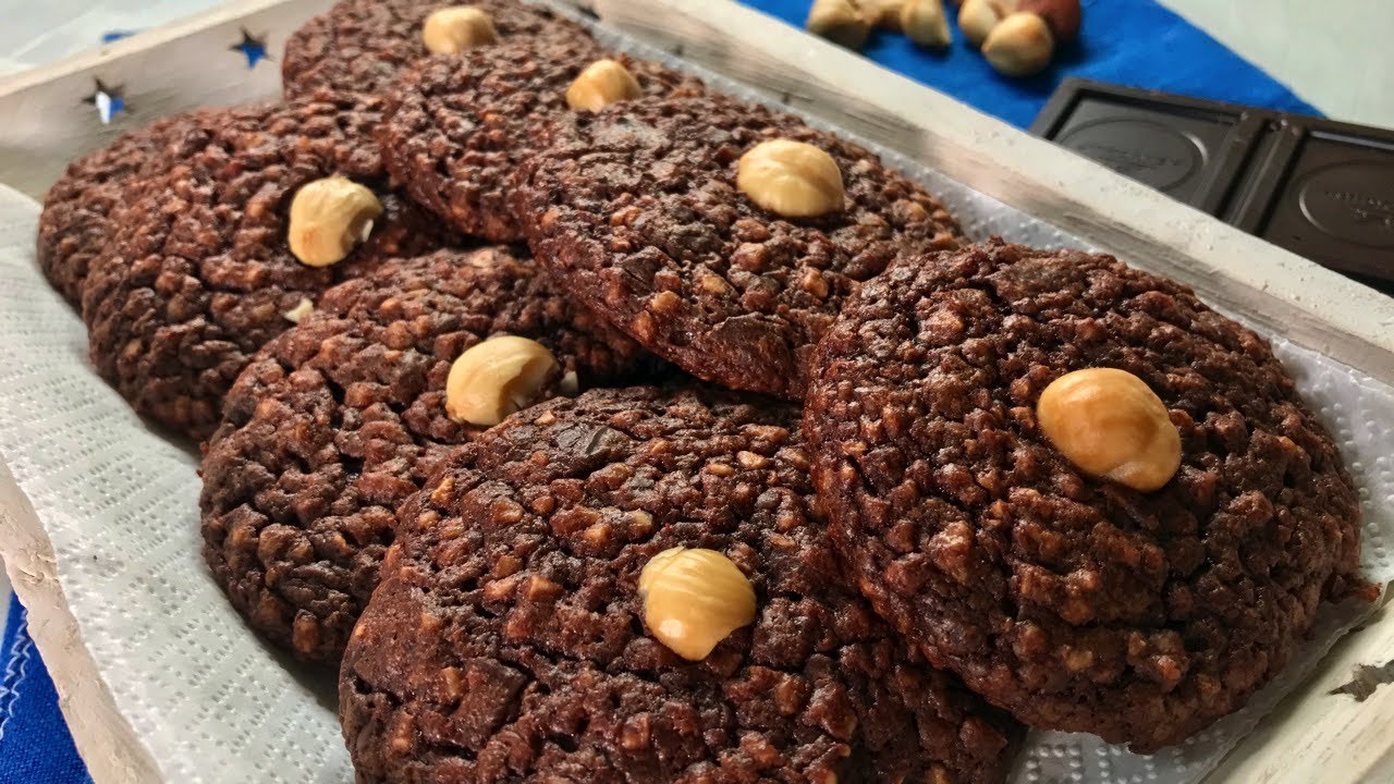 deliziosi BISCOTTI AL CIOCCOLATO CON NOCCIOLE friabili fuori morbidi e umidi dentro