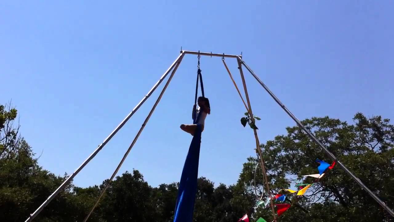 Acrobat performing on Blue Ribbon - YouTube