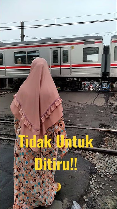 Ojol Kejebak di Tengah Rel Kereta#videoshorts
