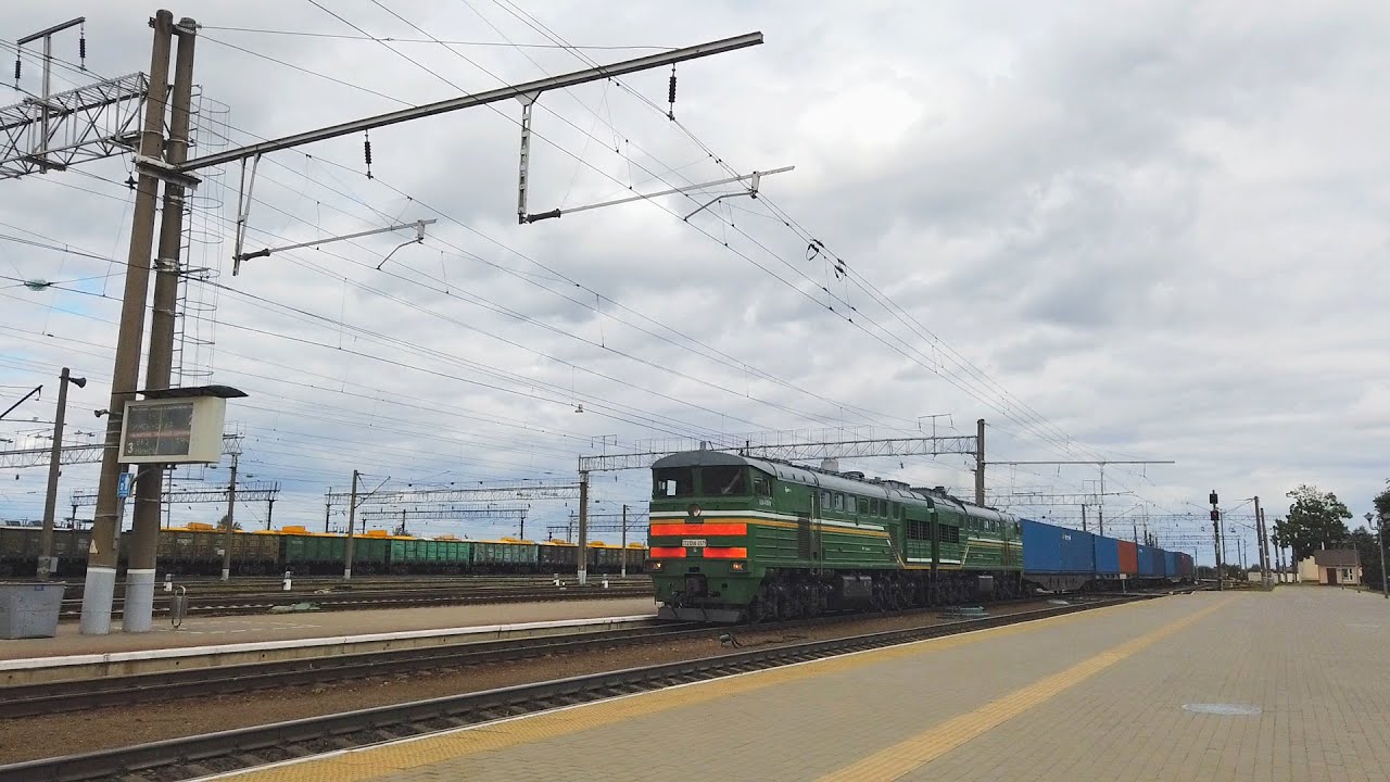 Тепловоз 2ТЭ10УК-0171 с контейнерным составом на станции Орша-Центральная