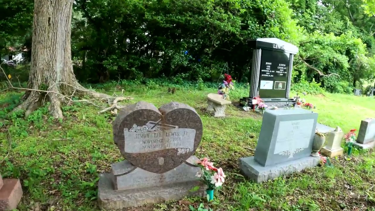 Jerry Lee Lewis Grave. Clayton LA. Rock and Roll, Country Superstar. The Killer.