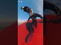 Stunt: sprong met mountainbike van luchtballon