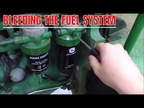 Video: Paano mo dinudugo ang isang John Deere fuel system?