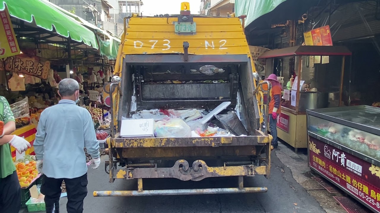 2021年10月31日嘉義市環保局舊37號073-N2垃圾車代收41號078-N2垃圾車共和黃昏市場循線清運（ft嘉義市垃圾車影片ㄧ同拍攝）（無播音）
