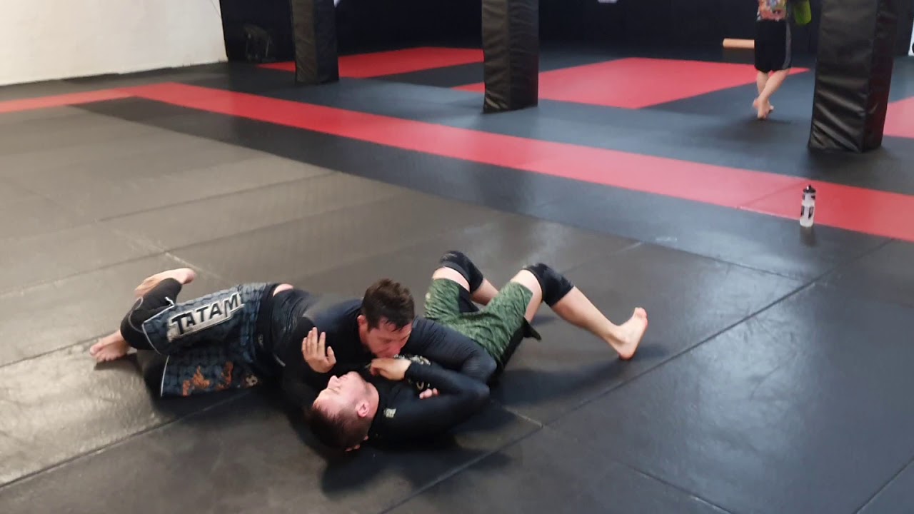 Bjj guard pass - YouTube