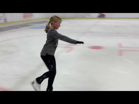 Learn to Skate USA: forward outside/inside edges on the circle counter clockwise Basic 4