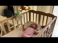 4ヶ月の赤ちゃん、ベッドメリーで興奮して歌う