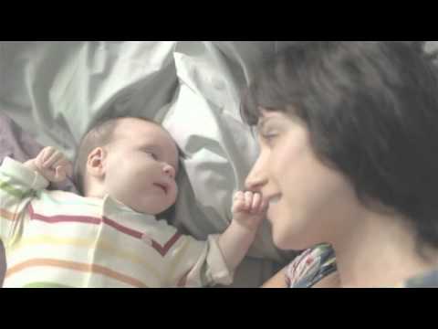 วีดีโอ: Cussons Mum & Me อาบน้ำเด็กเพื่อทบทวนความสบาย Snuffles