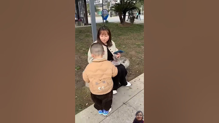 Cute Baby Is Attracted To Grapes, And Dad Goes Home Alone#funny#father#funnyvideosmunchkin#tiktok
