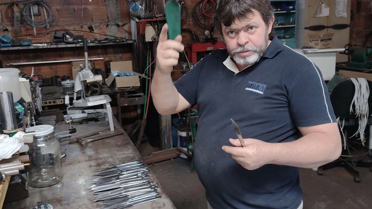 Afiação de faca de serra de restaurante.