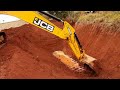 Escavadeira JCB JS22O abrindo bacia de contenção. (JCB JS22O excavator opening containment basin)