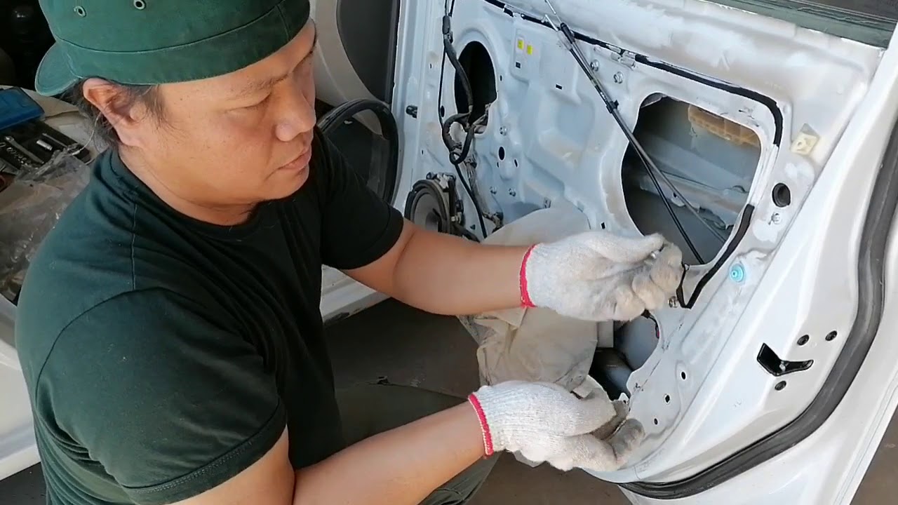 HYUNDAI ACCENT REPLACEMENT OF FRONT DOOR LOCK RH YouTube