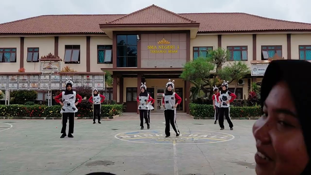 Senam kreasi kelompok 3 PJOK kelas 12B