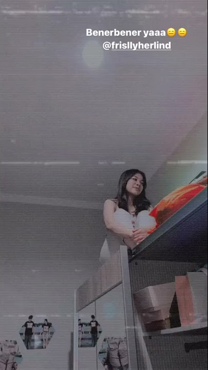 Tingkah kekocakan Frislly Herlind duduk diatas lemari. Gimana kah naiknya itu?