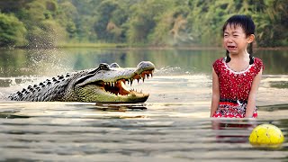 Crocodile Attack Girl in Water | Crocodile attack Human | crocodile attack stories