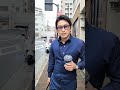 警察から歩って逃げてるわ