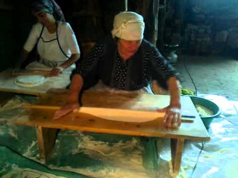 Çayıralan'da yufka ekmek yapımı - YouTube