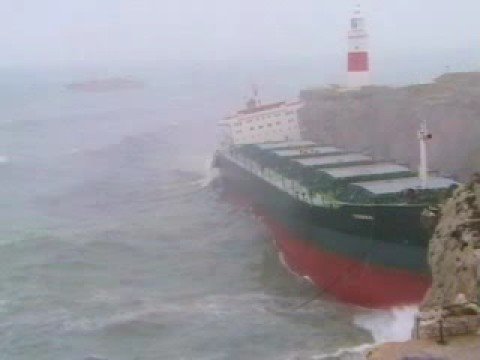 Fedra breaks in two in heavy seas