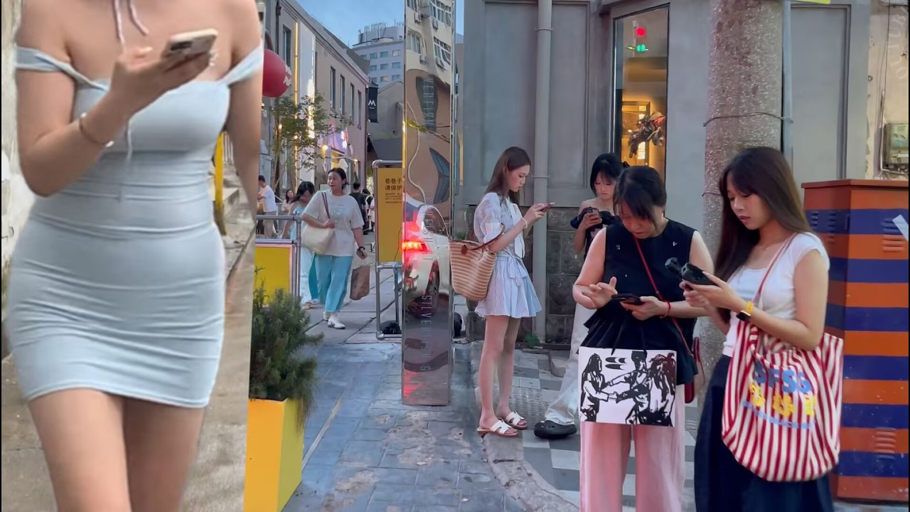 青島街拍-中山路-銀魚巷。Qingdao Street Photography. Streets of Qingdao on Friday, August 15, 2025.