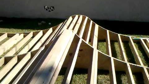 Mini half pipe with spine