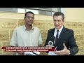 Homem recebe ajuda para receber celular que ganhou em máquina