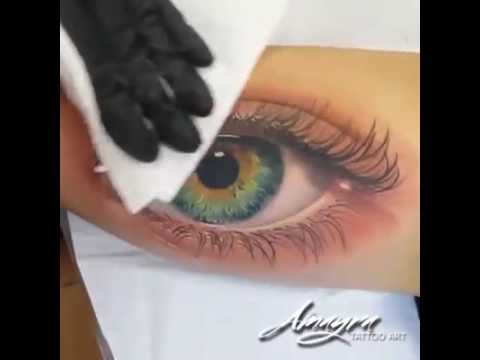 ojos verdes tatuaje
