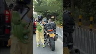 A short female bike rider in a city traffic #funny #pov #bikeride #amazing #bikergirl #humor #lol